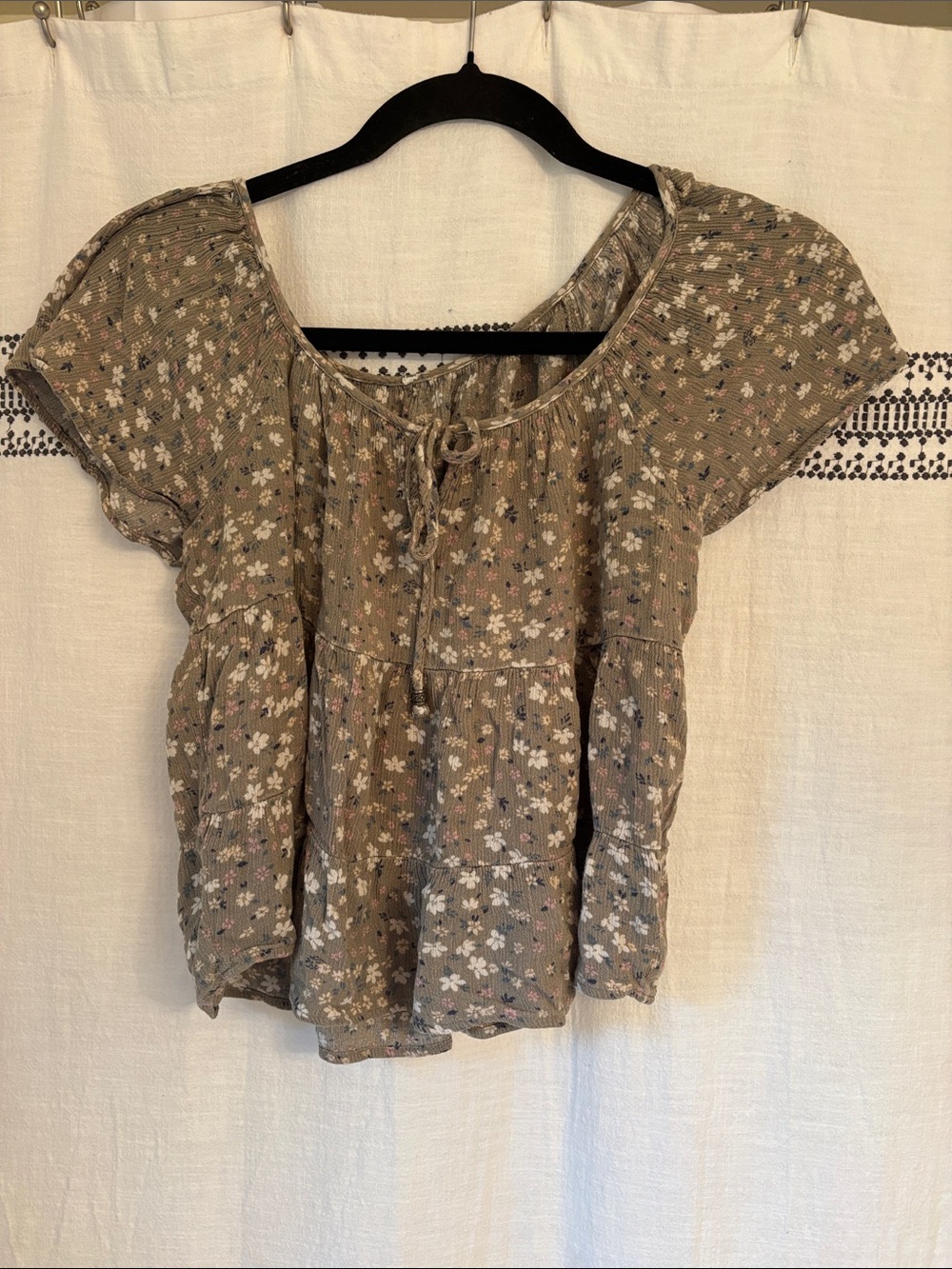 Floral Short-Sleeve Peasant Top in Olive green/Taupe